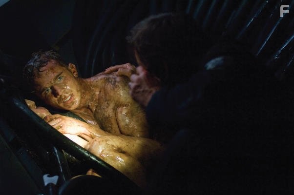 Dennis Quaid and Cam Gigandet in Пандорум (2009)