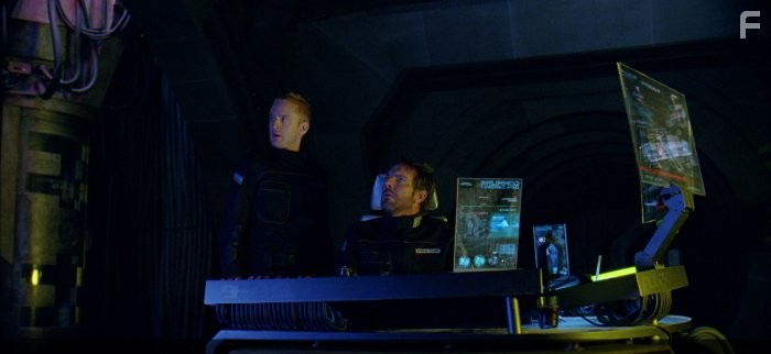 Dennis Quaid and Ben Foster in Пандорум (2009)