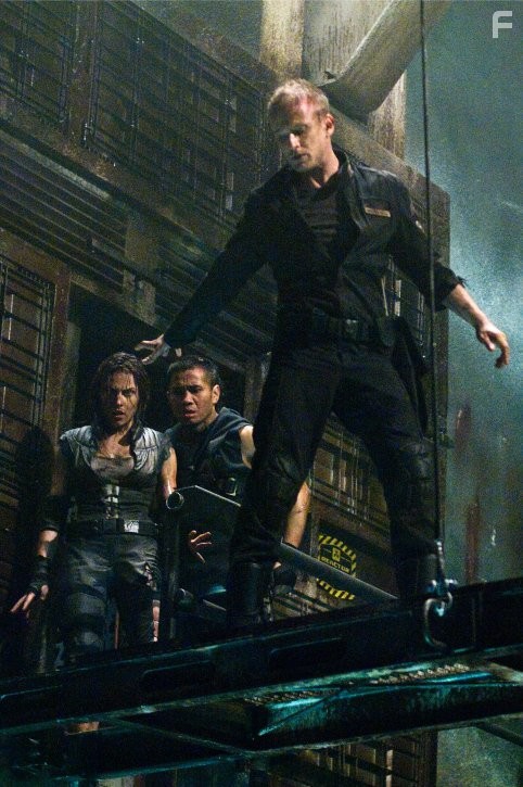 Ben Foster, Cung Le, and Antje Traue in Пандорум (2009)