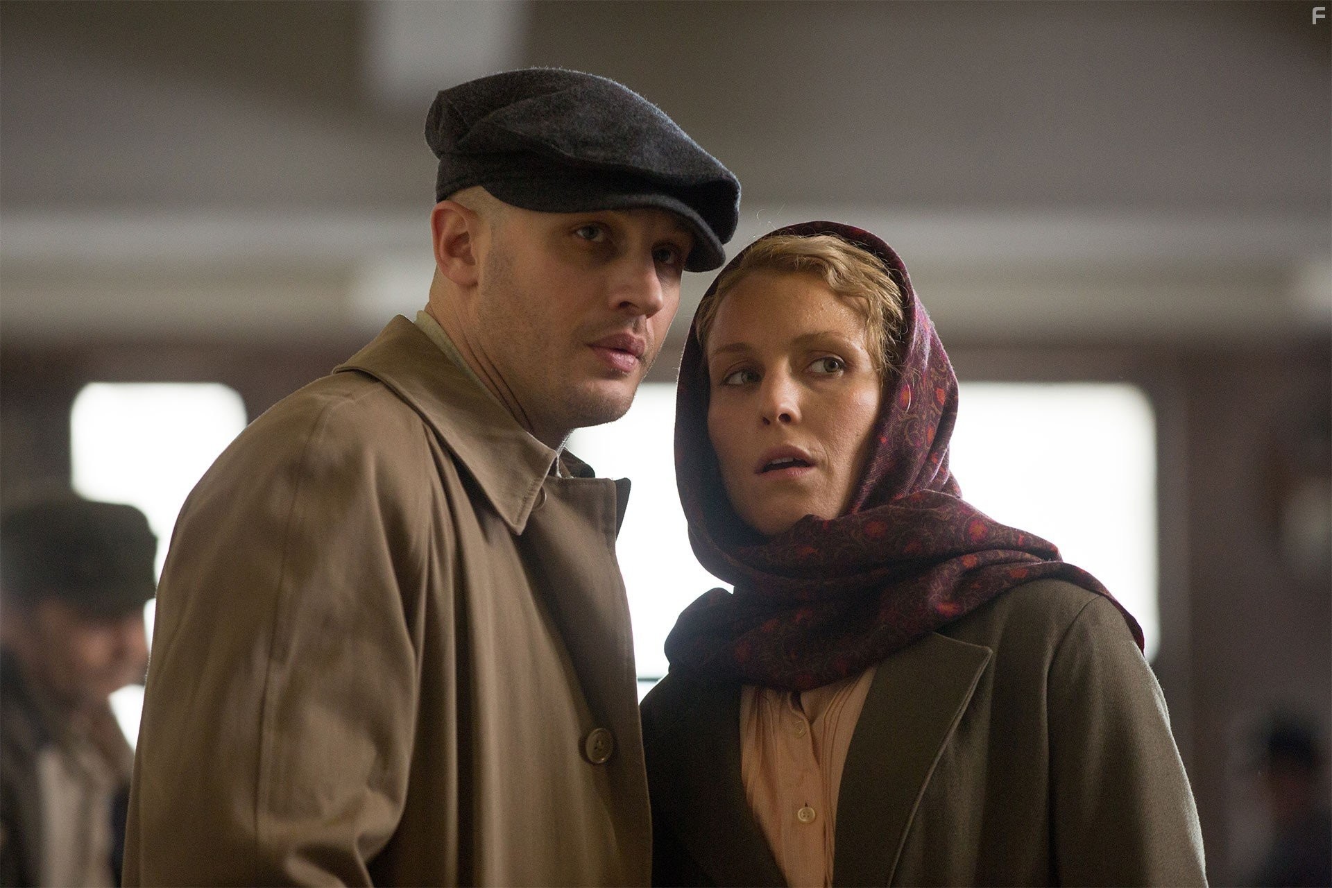 Tom Hardy and Noomi Rapace in Малыш 44 (2015)