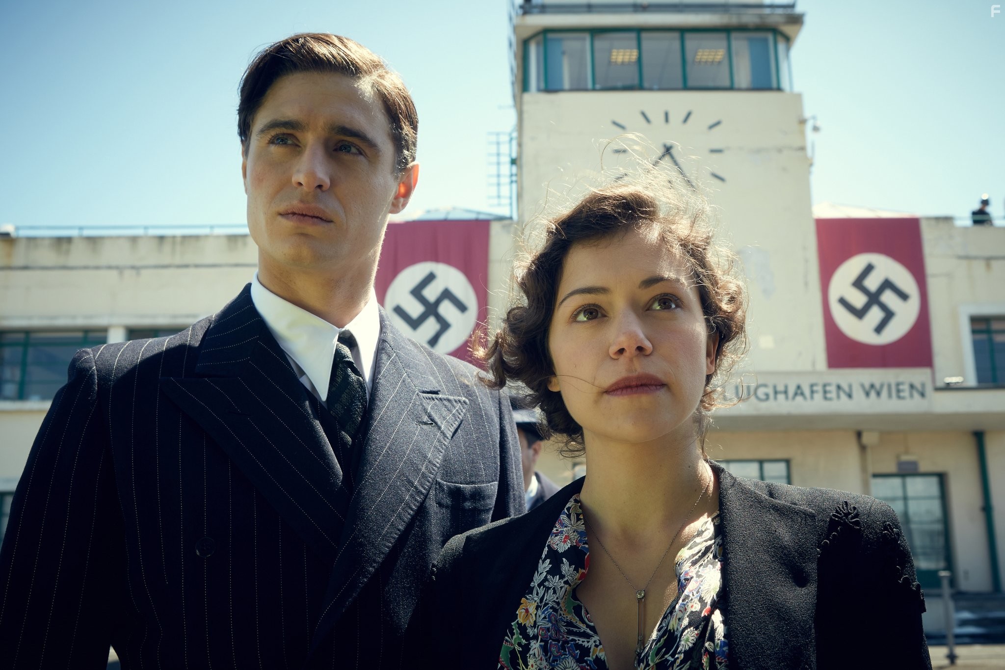 Tatiana Maslany and Max Irons in Женщина в золотом (2015)