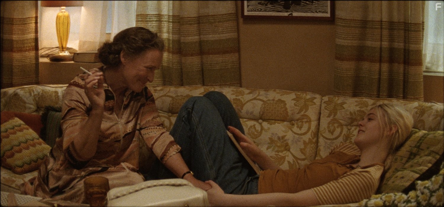 Glenn Close and Elle Fanning in Совсем низко (2014)