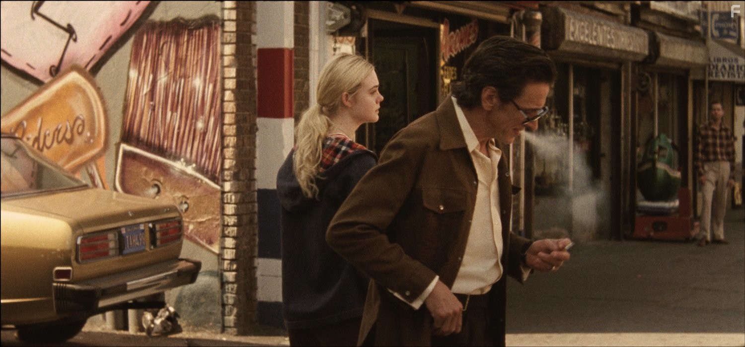 John Hawkes and Elle Fanning in Совсем низко (2014)