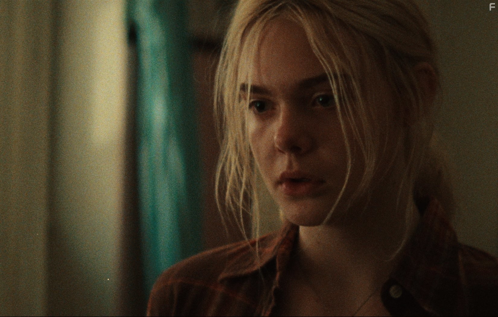Elle Fanning in Совсем низко (2014)