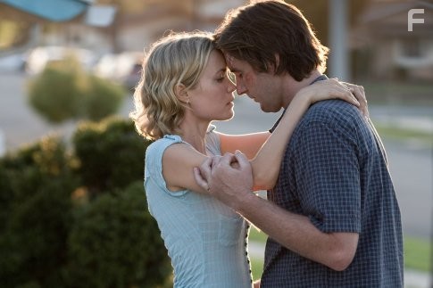 Luke Wilson and Radha Mitchell in Генри Пул уже здесь (2008)