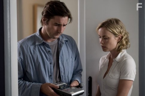 Luke Wilson and Radha Mitchell in Генри Пул уже здесь (2008)