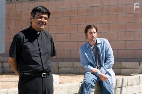 Luke Wilson and George Lopez in Генри Пул уже здесь (2008)