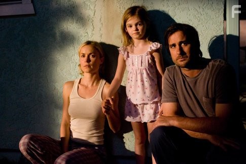 Luke Wilson, Radha Mitchell, and Morgan Lily in Генри Пул уже здесь (2008)