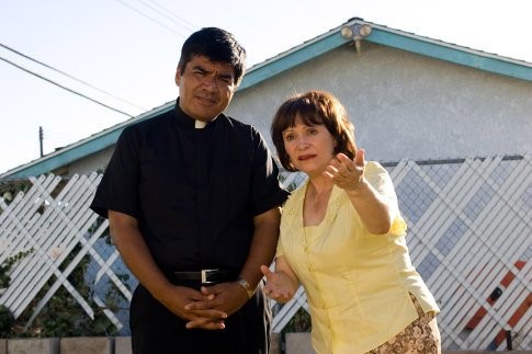Adriana Barraza and George Lopez in Генри Пул уже здесь (2008)