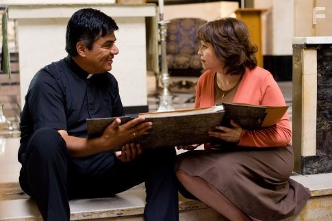 Adriana Barraza and George Lopez in Генри Пул уже здесь (2008)