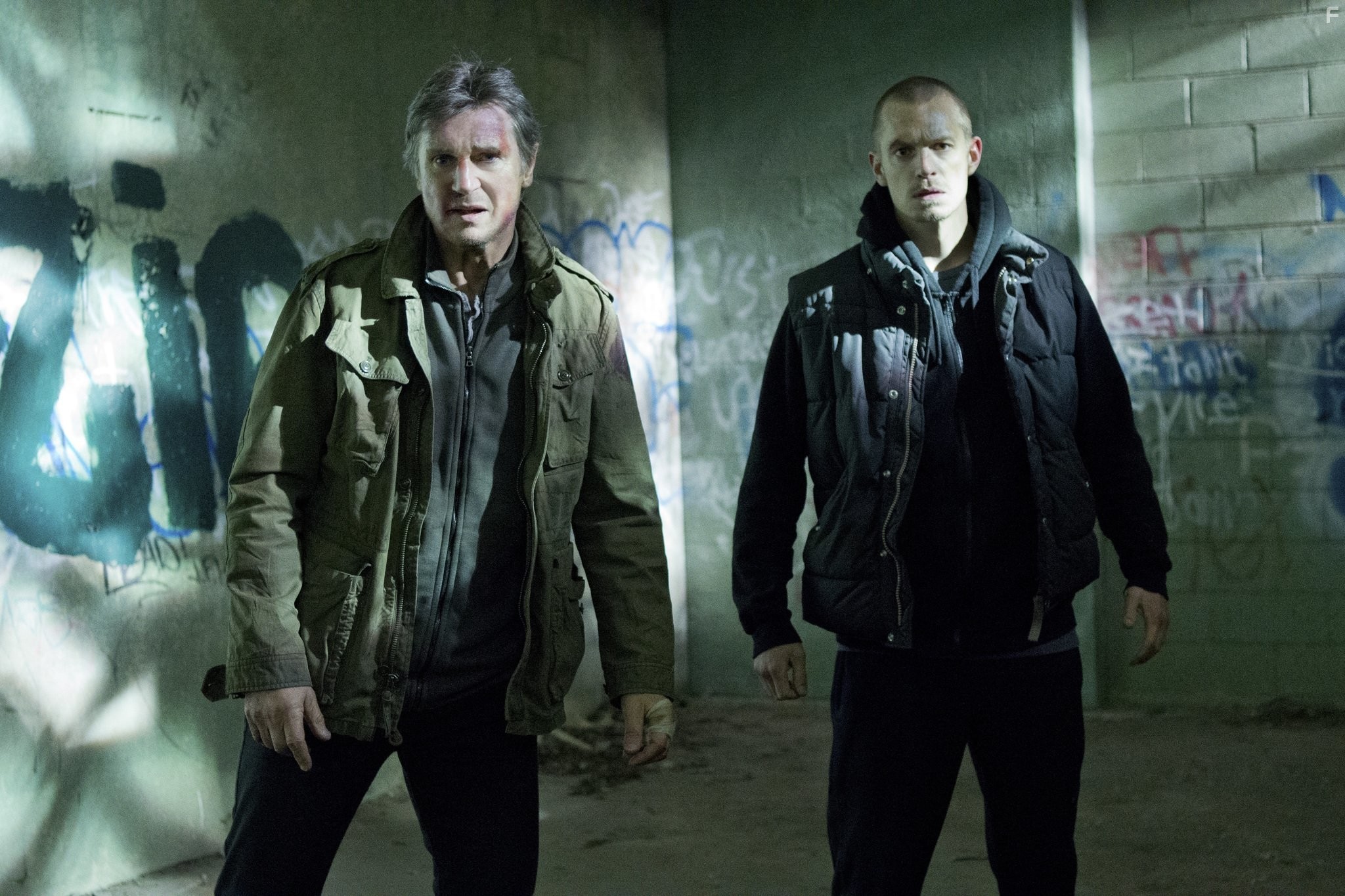Liam Neeson and Joel Kinnaman in Ночной беглец (2015)