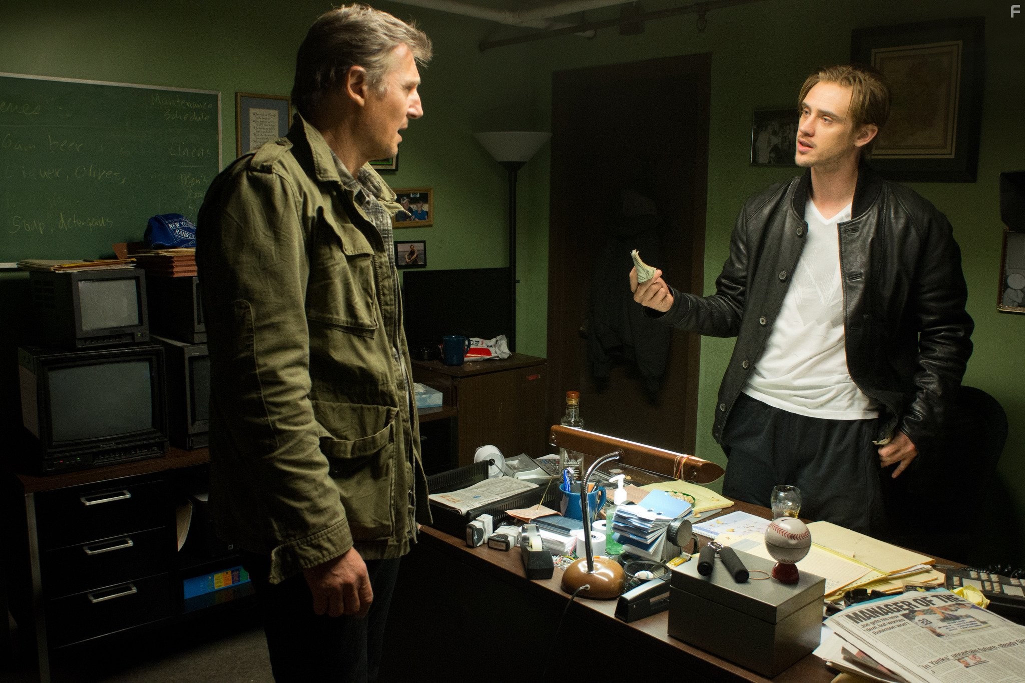 Liam Neeson and Boyd Holbrook in Ночной беглец (2015)