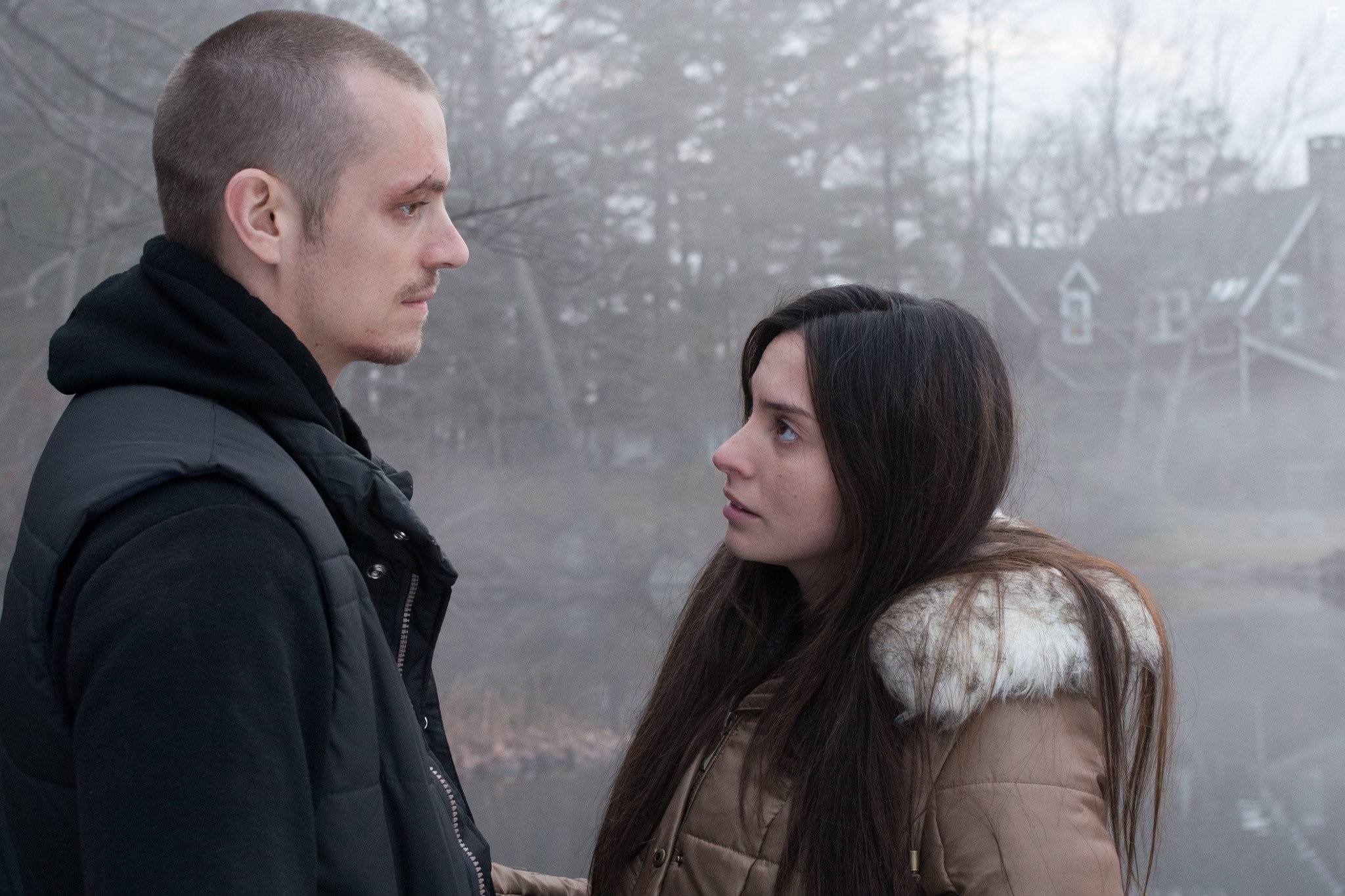 Joel Kinnaman and Genesis Rodriguez in Ночной беглец (2015)