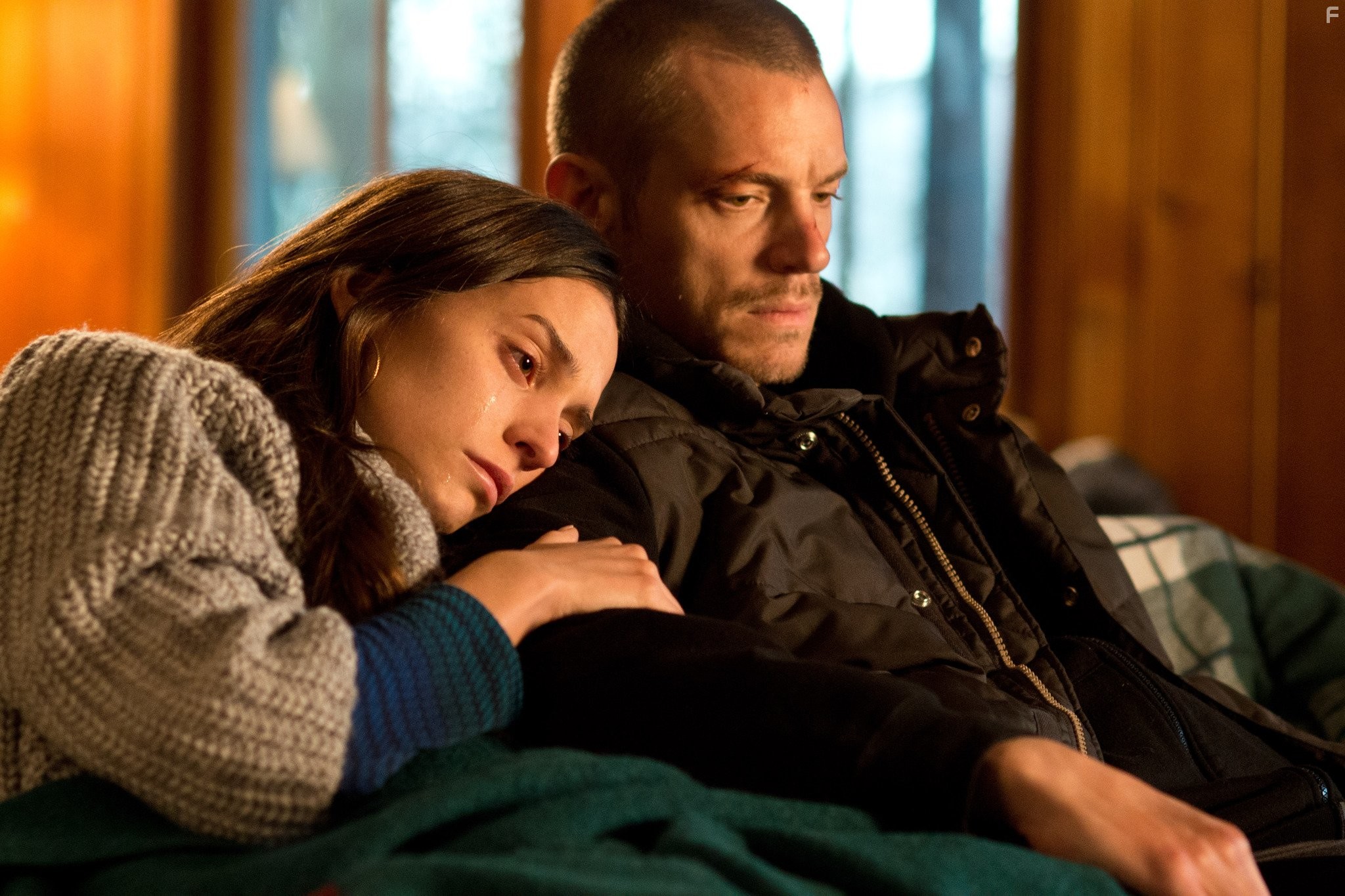 Joel Kinnaman and Genesis Rodriguez in Ночной беглец (2015)