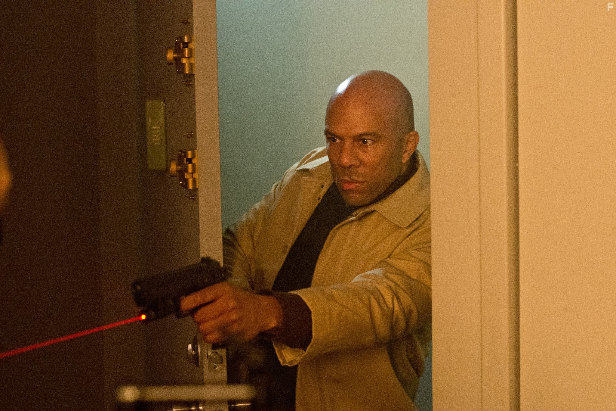 Common in Ночной беглец (2015)