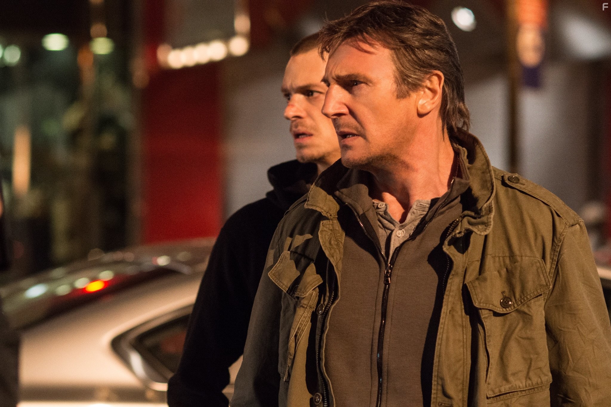 Liam Neeson and Joel Kinnaman in Ночной беглец (2015)