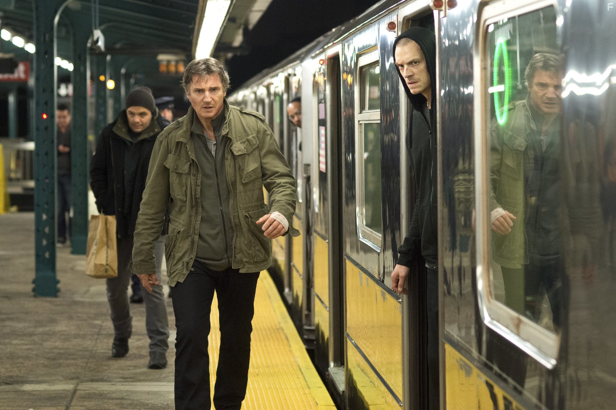 Liam Neeson and Joel Kinnaman in Ночной беглец (2015)