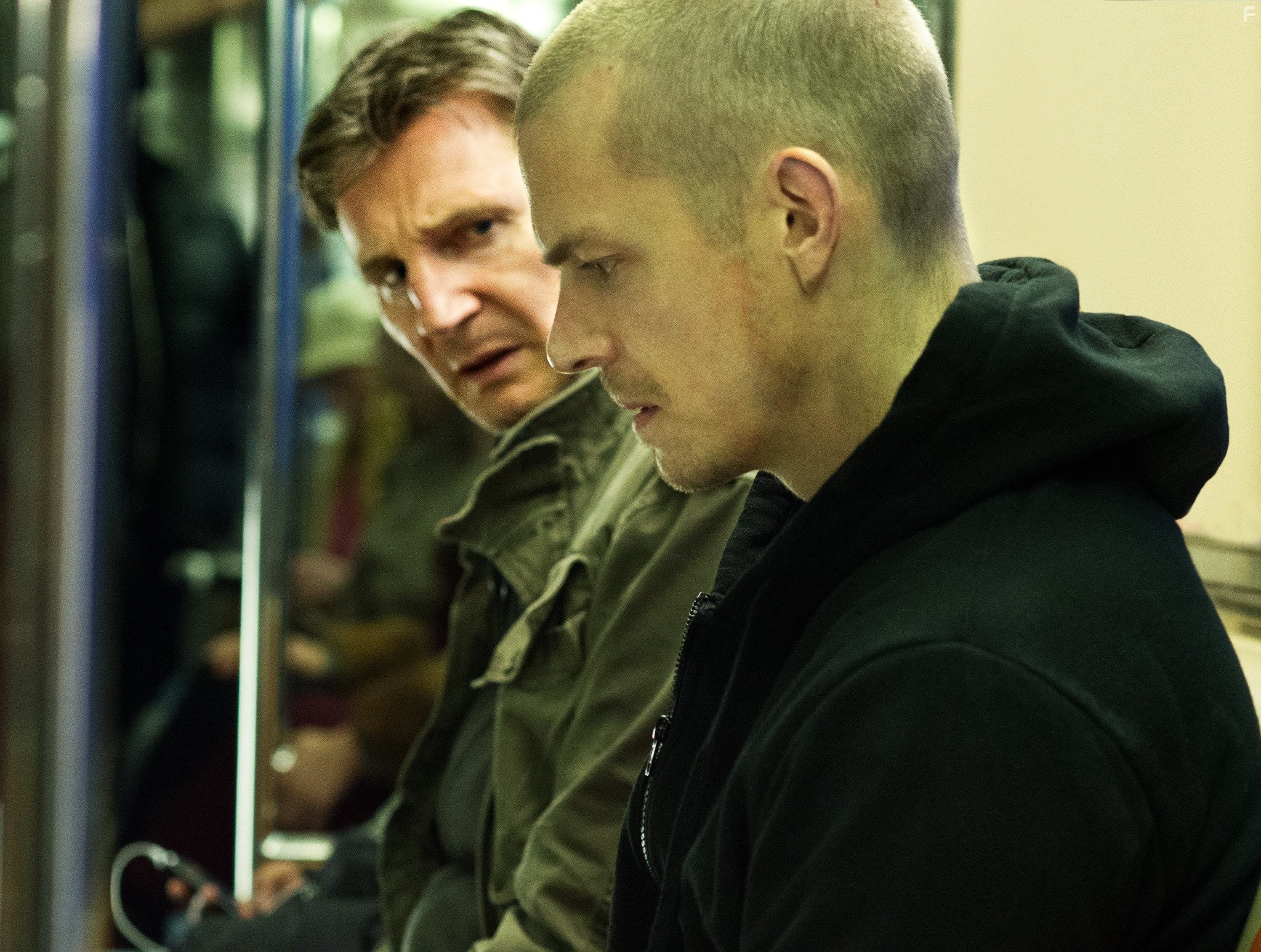 Liam Neeson and Joel Kinnaman in Ночной беглец (2015)
