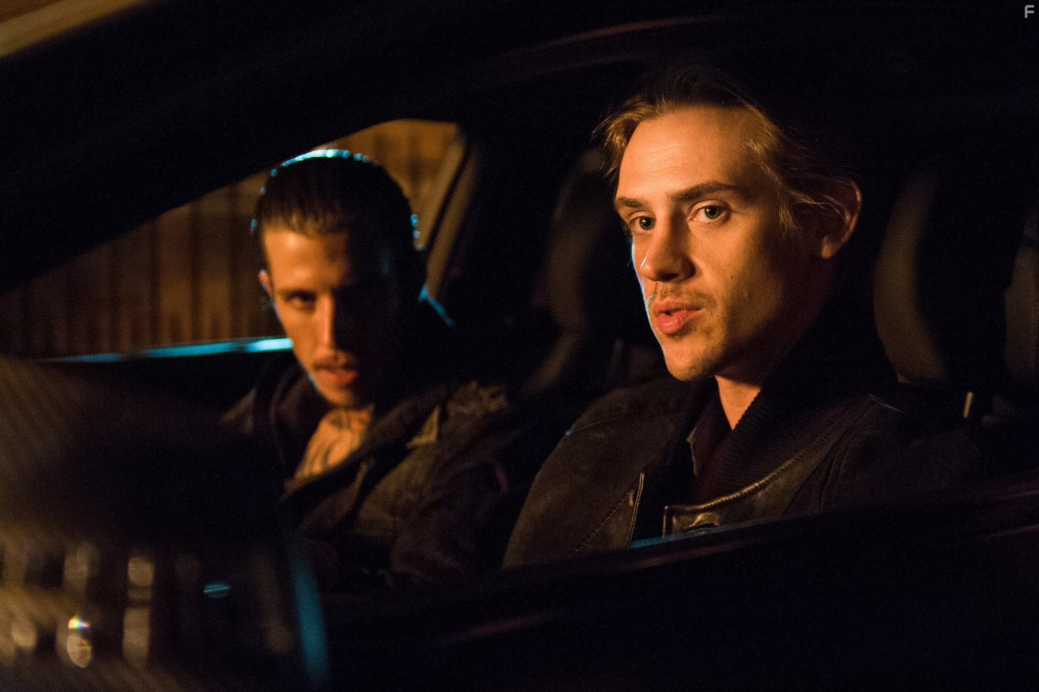 Boyd Holbrook and Beau Knapp in Ночной беглец (2015)