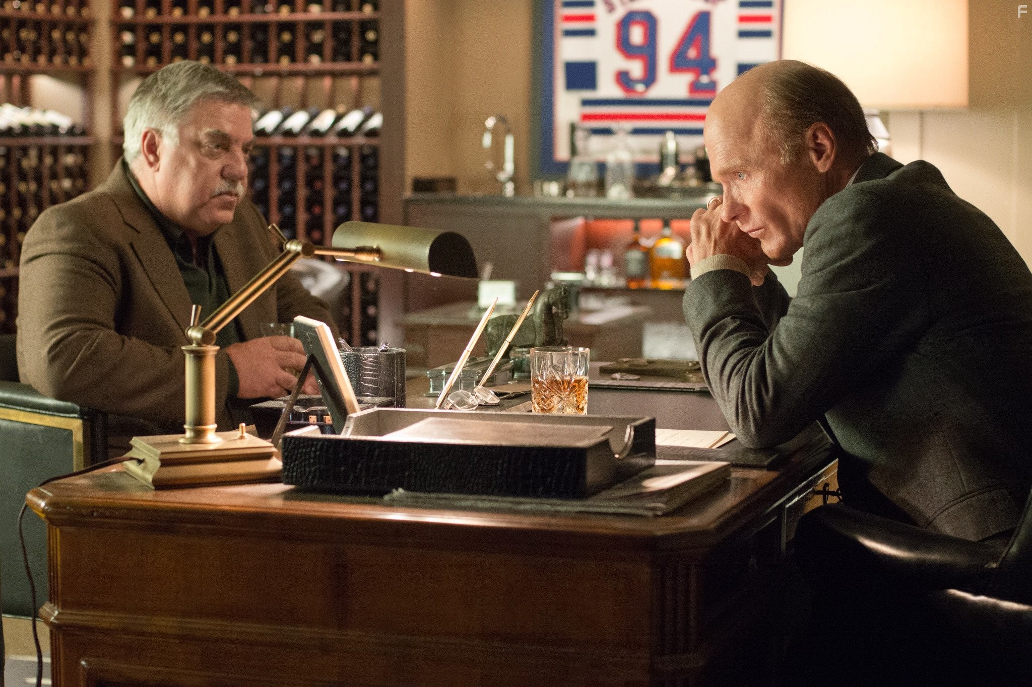 Ed Harris and Bruce McGill in Ночной беглец (2015)