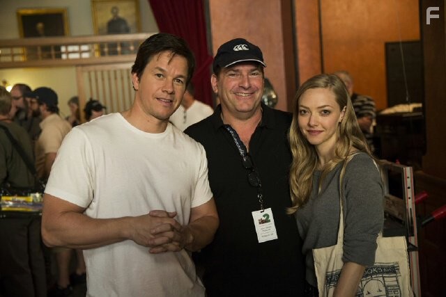 Mark Wahlberg and Amanda Seyfried in Третий лишний 2 (2015)