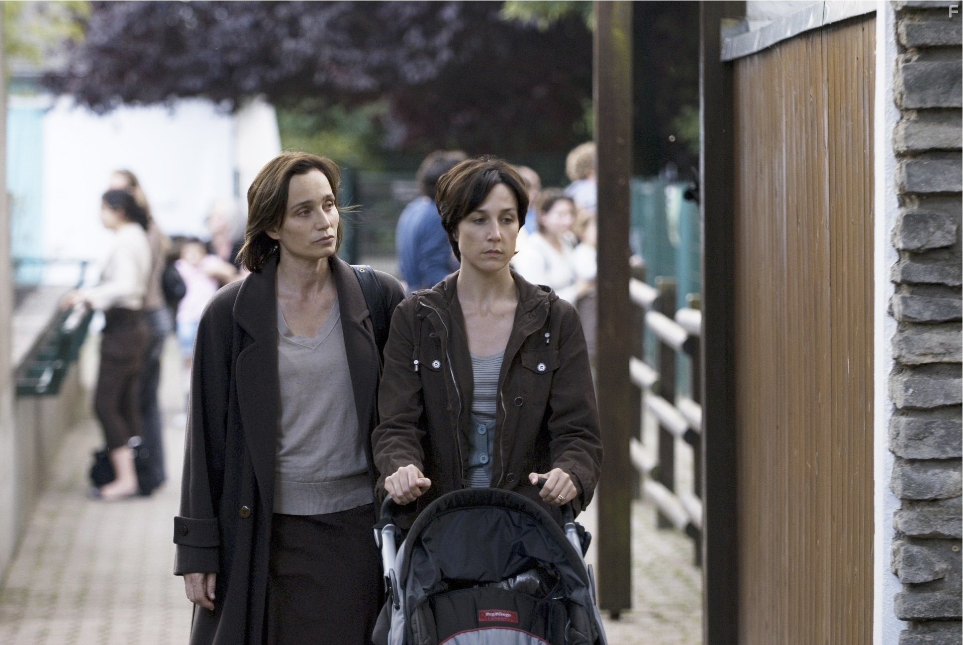 Kristin Scott Thomas and Elsa Zylberstein in Я так давно тебя люблю (2008)
