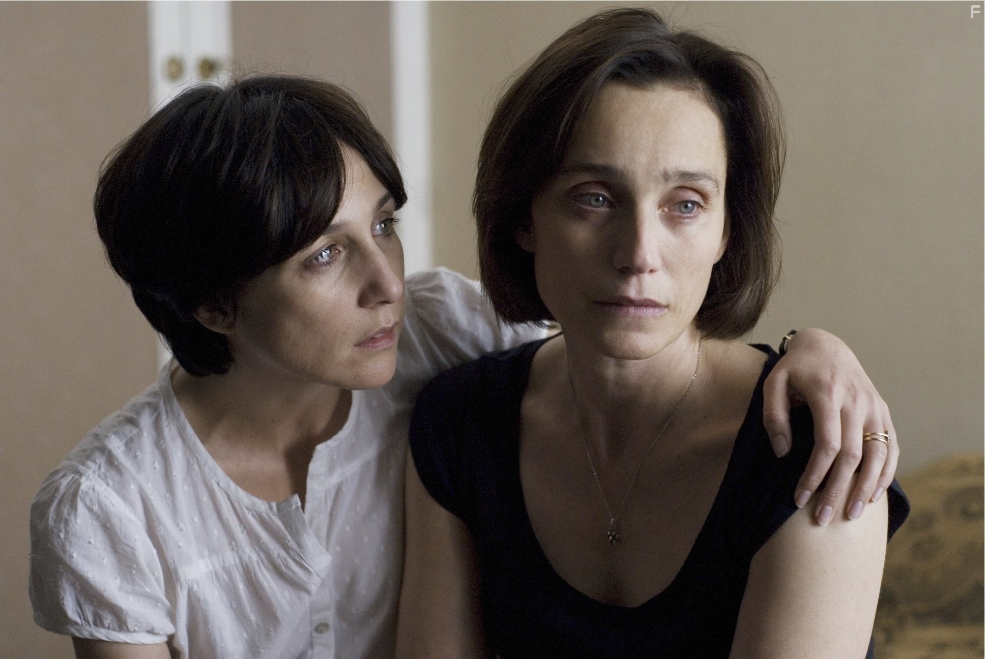 Kristin Scott Thomas and Elsa Zylberstein in Я так давно тебя люблю (2008)