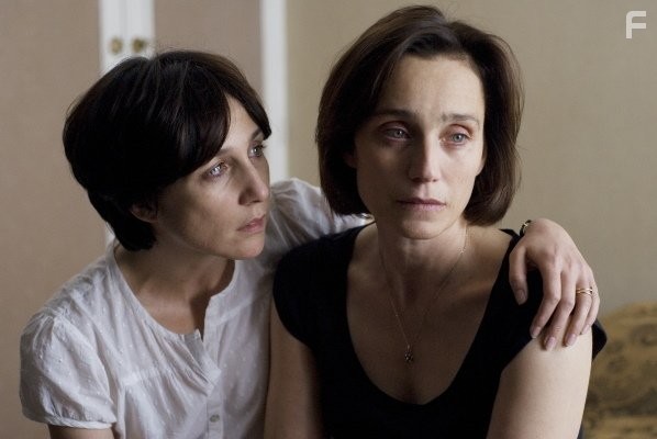 Kristin Scott Thomas and Elsa Zylberstein in Я так давно тебя люблю (2008)