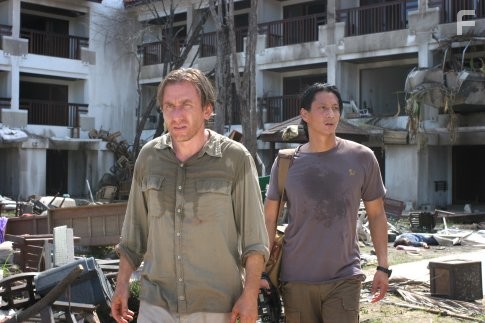 Tim Roth and Will Yun Lee in Цунами (2006)