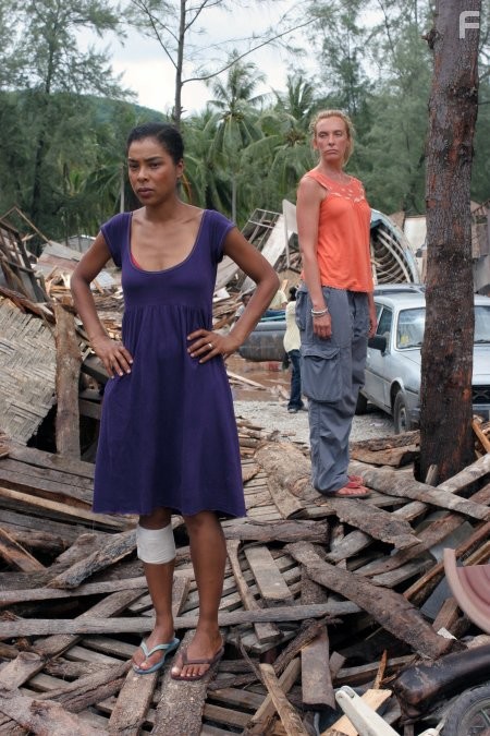 Toni Collette and Sophie Okonedo in Цунами (2006)