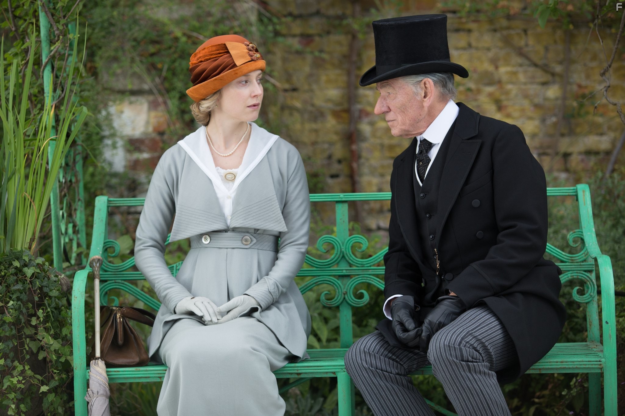 Ian McKellen and Hattie Morahan in Мистер Холмс (2015)