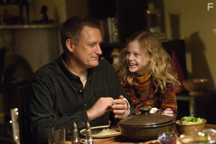 Bill Pullman and Elle Fanning in Фиби в Стране чудес (2008)