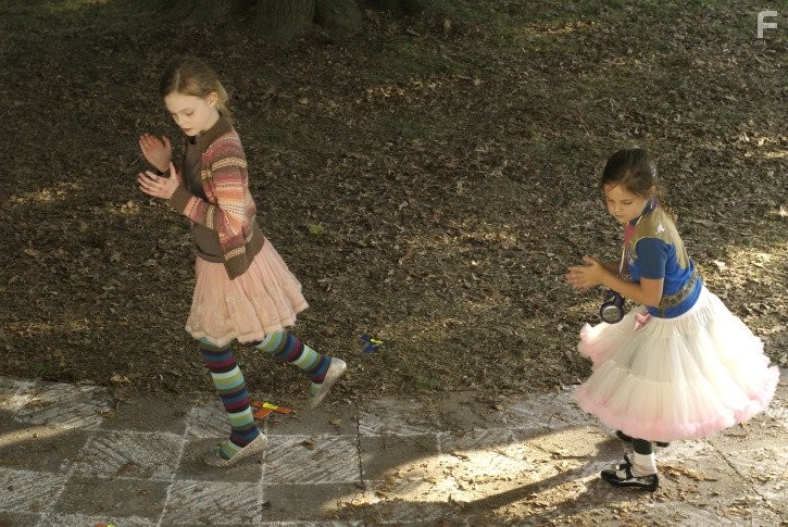 Elle Fanning and Bailee Madison in Фиби в Стране чудес (2008)