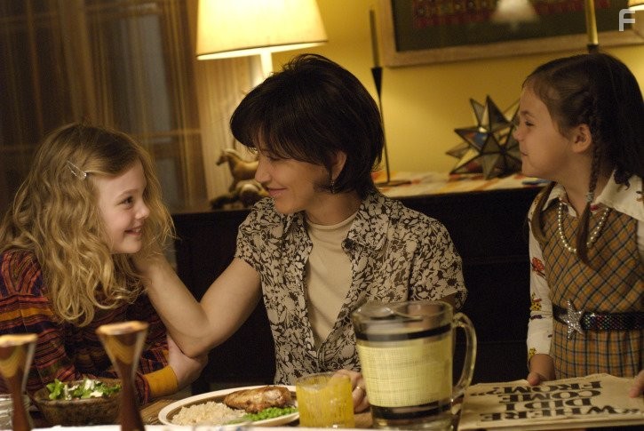 Felicity Huffman, Elle Fanning, and Bailee Madison in Фиби в Стране чудес (2008)