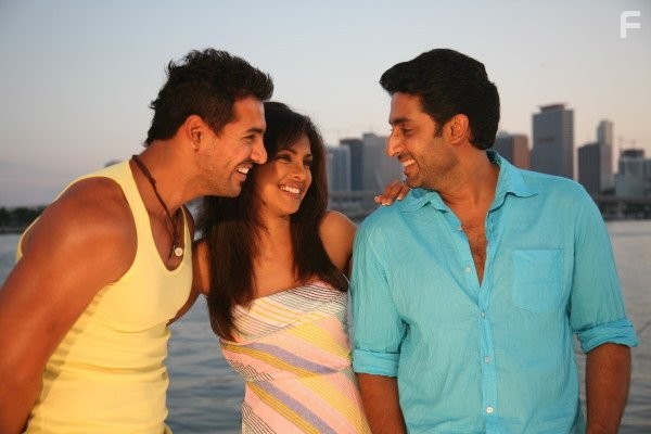 Abhishek Bachchan, Priyanka Chopra, and John Abraham in Близкие друзья (2008)
