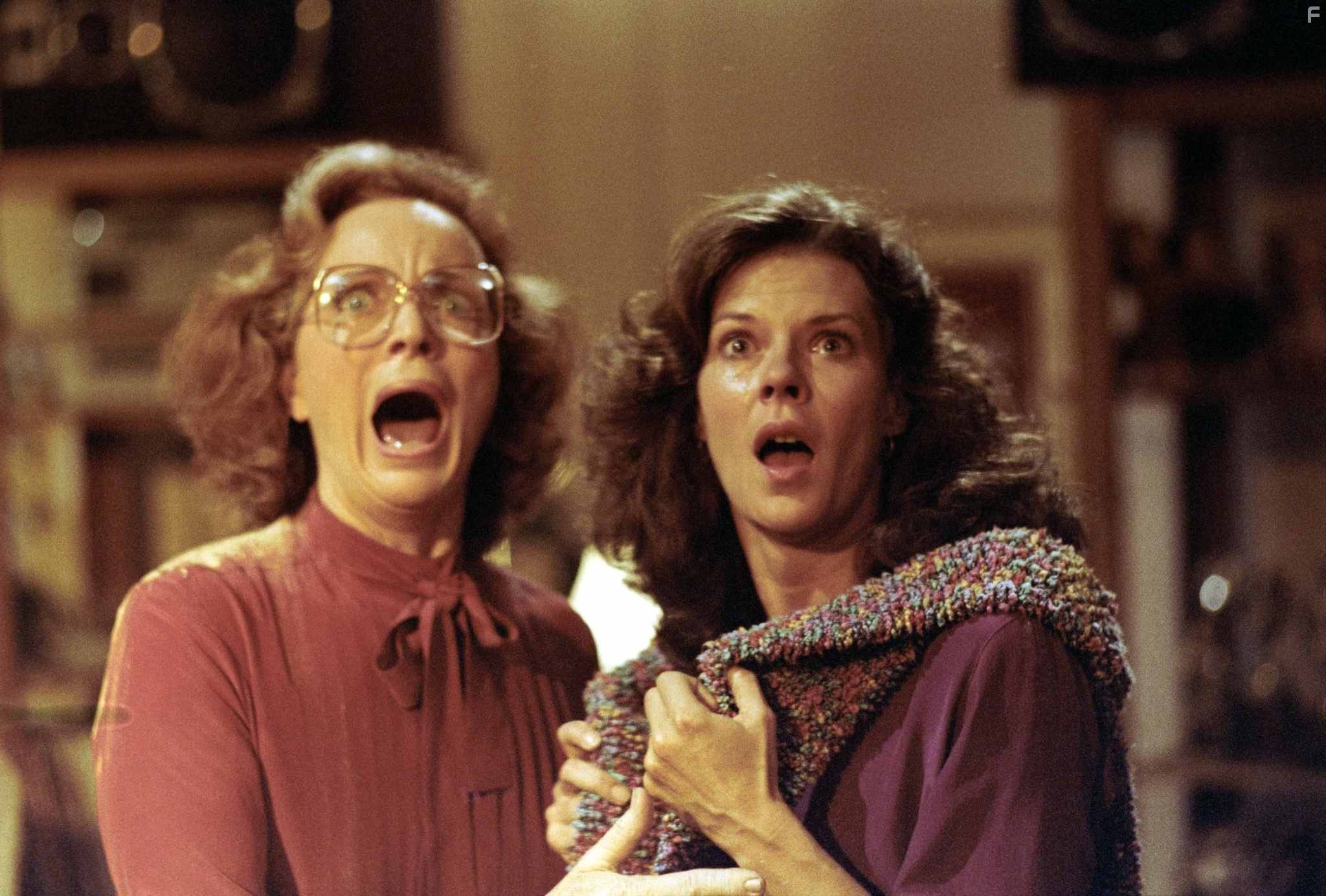 JoBeth Williams and Beatrice Straight in Полтергейст (1982)