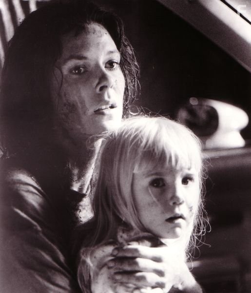 Heather O'Rourke and JoBeth Williams in Полтергейст (1982)