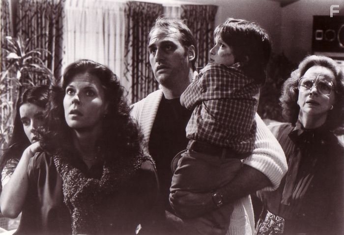Dominique Dunne, JoBeth Williams, Craig T. Nelson, Oliver Robins, and Beatrice Straight in Полтергейст (1982)