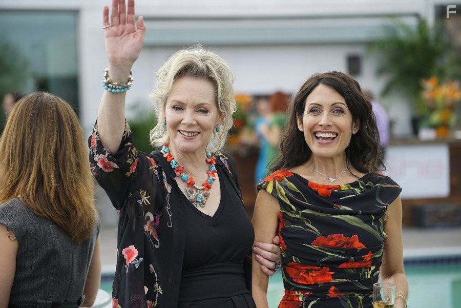 Jean Smart and Lisa Edelstein in Инструкция по разводу для женщин (2014)