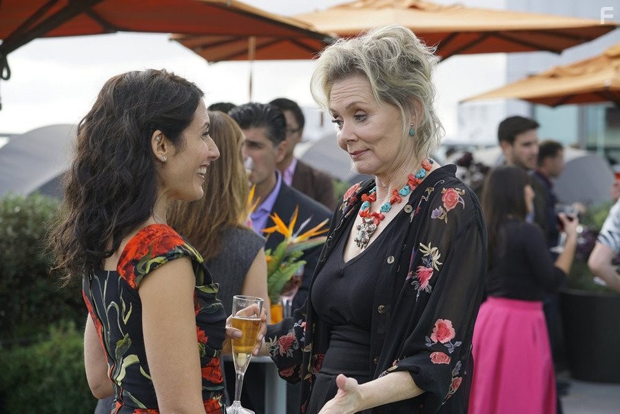 Jean Smart and Lisa Edelstein in Инструкция по разводу для женщин (2014)