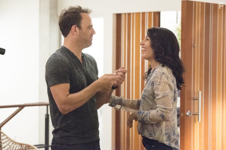 Paul Adelstein and Lisa Edelstein in Инструкция по разводу для женщин (2014)