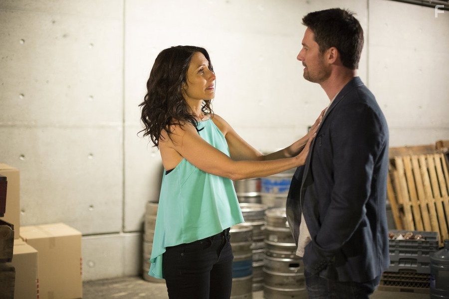 Lisa Edelstein and Warren Christie in Инструкция по разводу для женщин (2014)