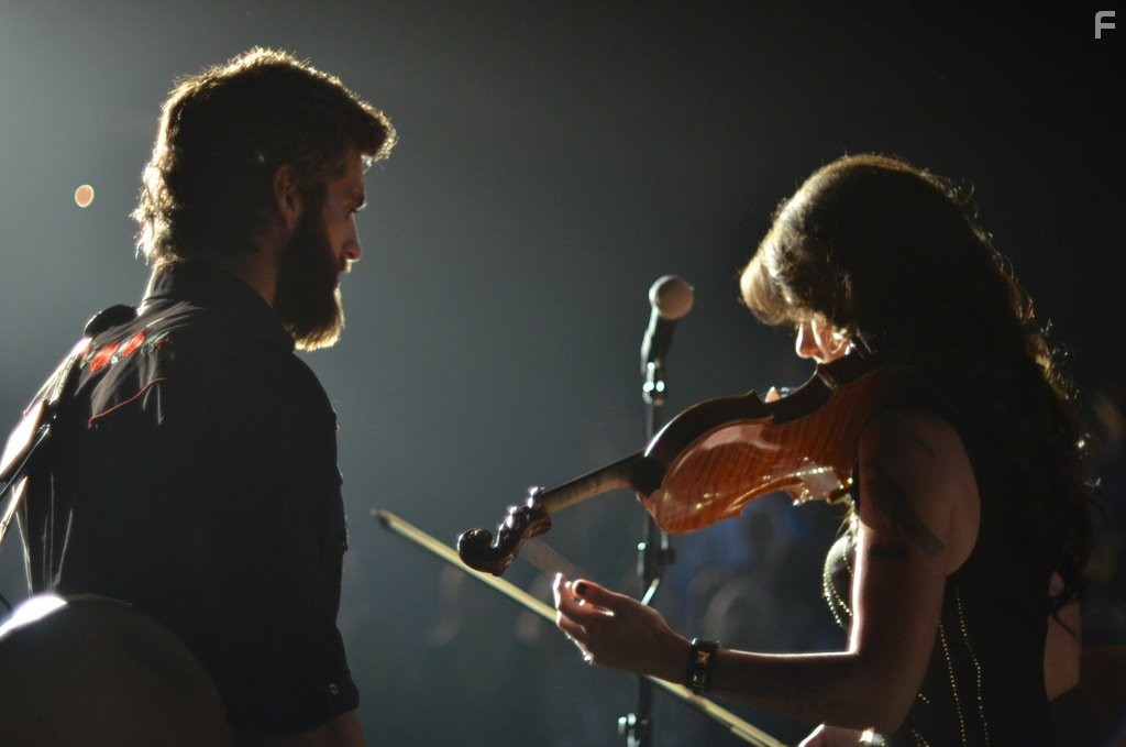 Alan Powell and Caitlin Nicol-Thomas in Песня (2014)