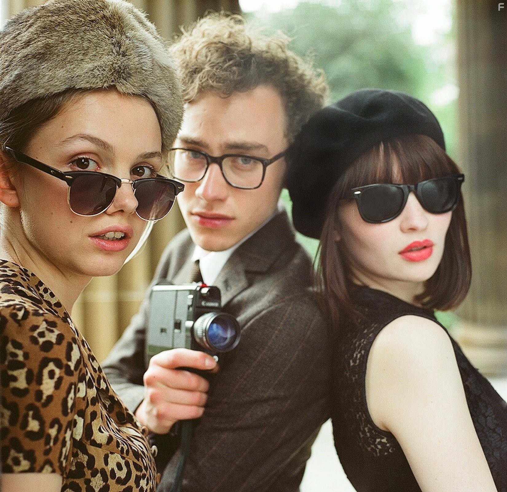 Emily Browning, Hannah Murray, and Olly Alexander in Боже, помоги девушке (2014)