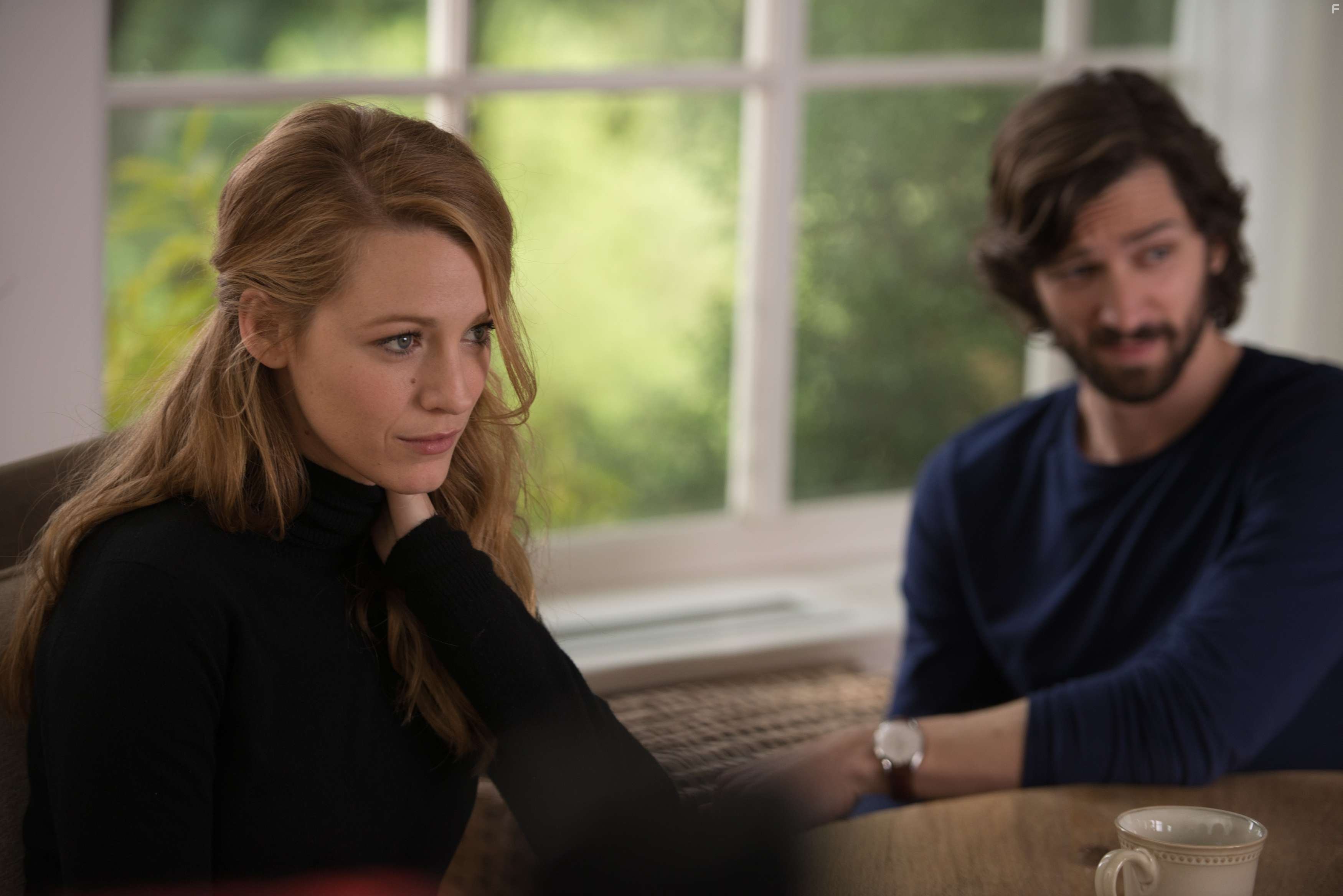 Michiel Huisman and Blake Lively in Век Адалин (2015)