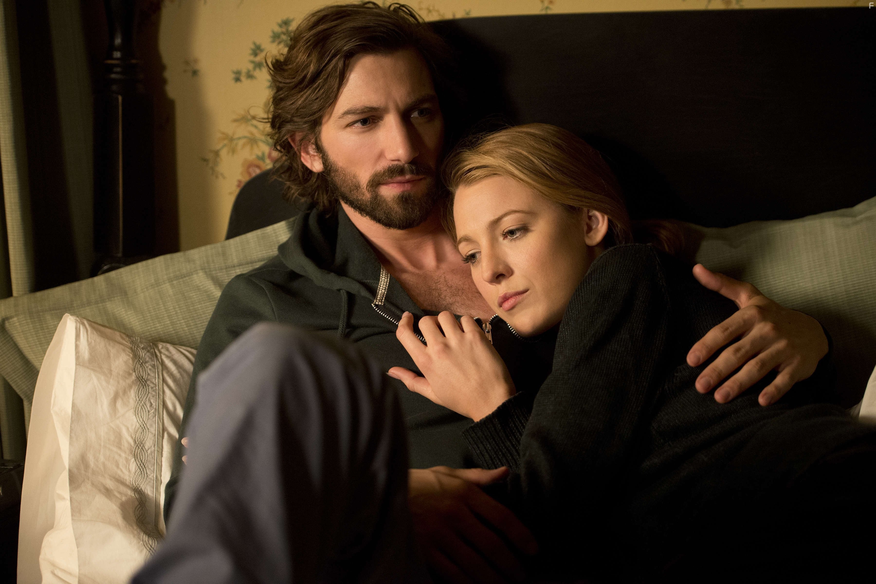 Michiel Huisman and Blake Lively in Век Адалин (2015)