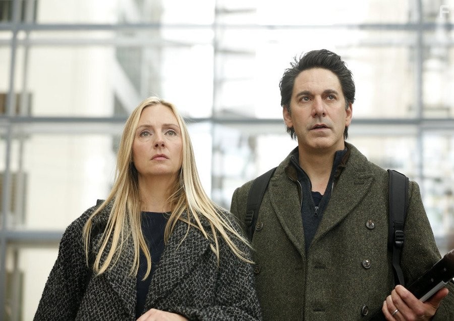 Scott Cohen and Hope Davis in Преданность (2015)