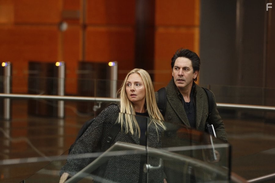 Scott Cohen and Hope Davis in Преданность (2015)