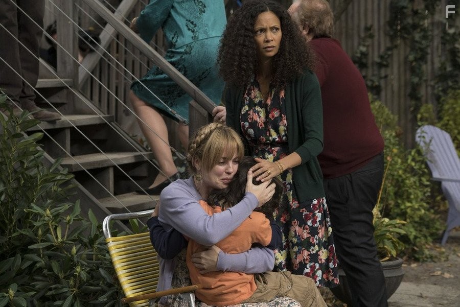 Melissa George, Thandie Newton, and Dylan Schombing in Пощечина (2015)