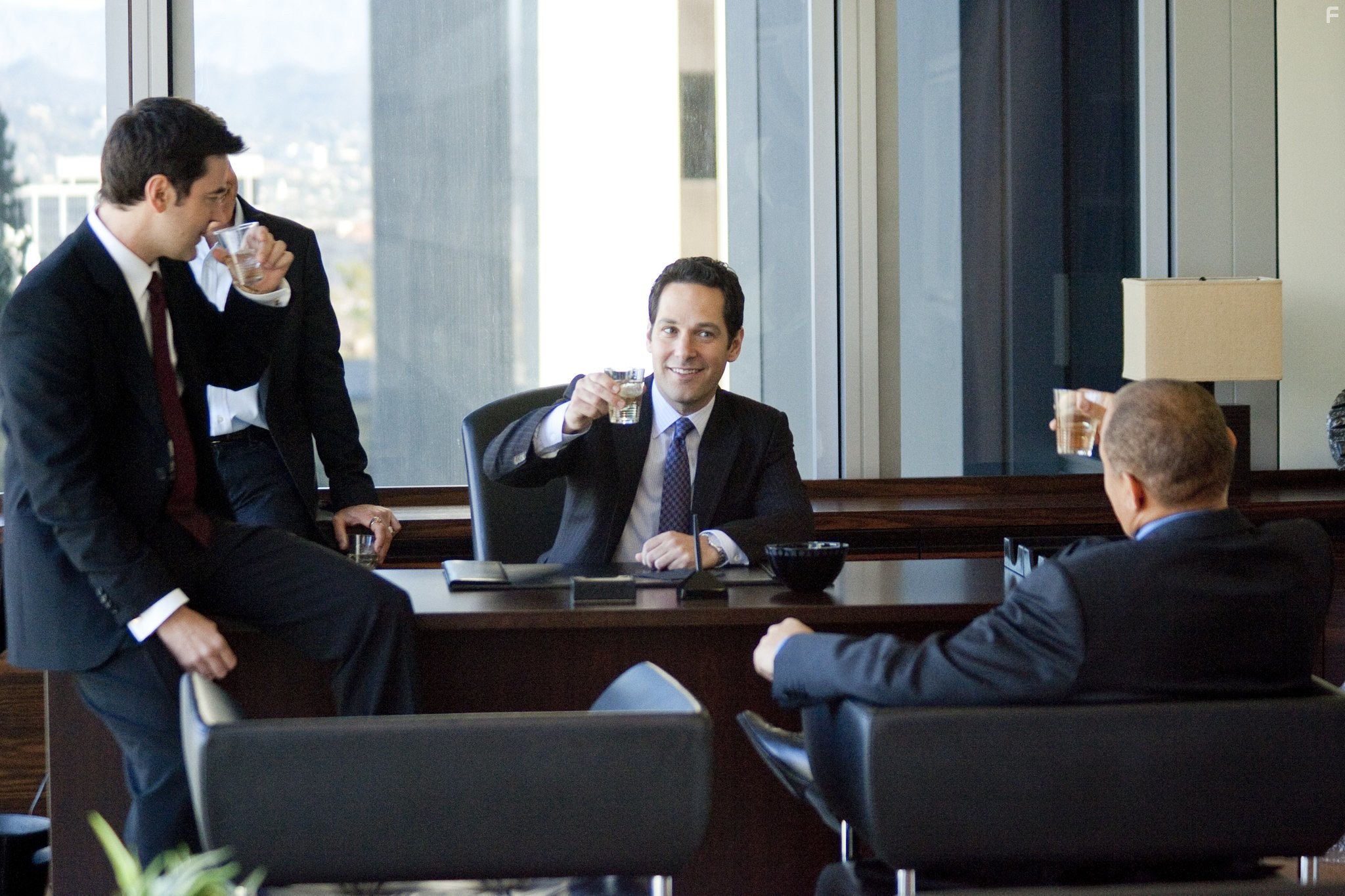 Ron Livingston and Paul Rudd in Ужин с придурками (2010)